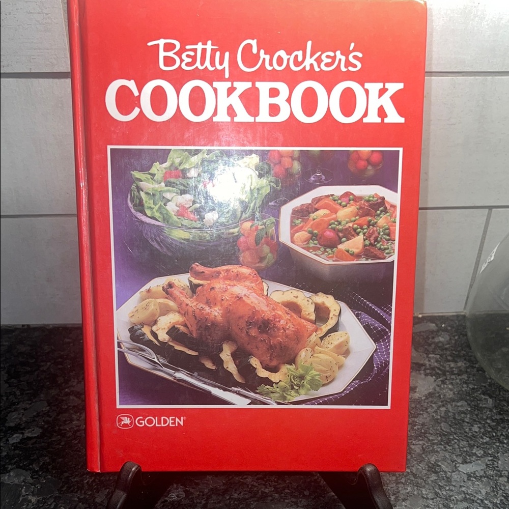 Betty Crocker's Cookbook 1987 printing. Lots of Retro recipe’s. 1400 recipes